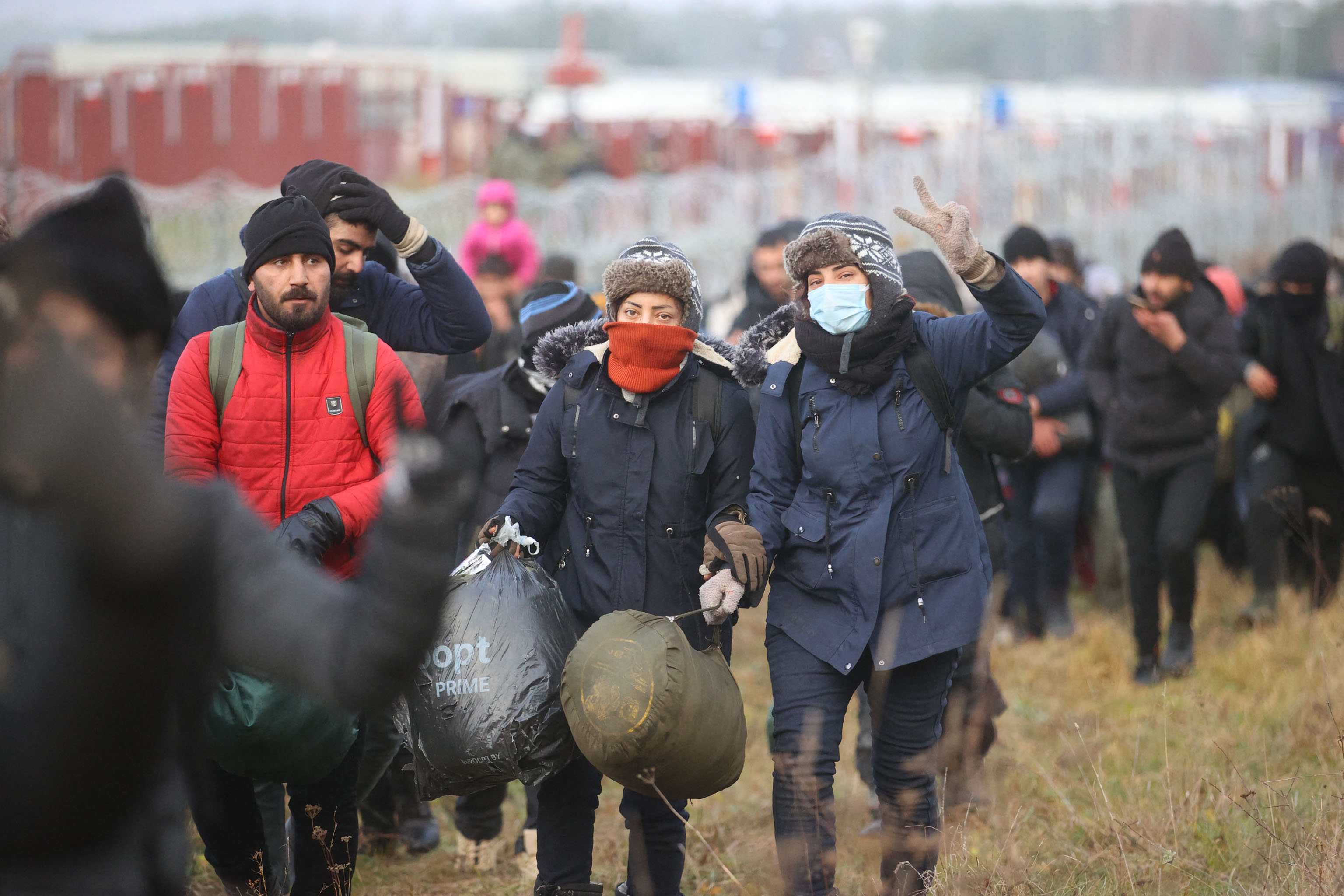 Мигранты нападают на москвичей. Мигранты на польско белорусской границе. Беженцы штурмуют Евросоюз фото.